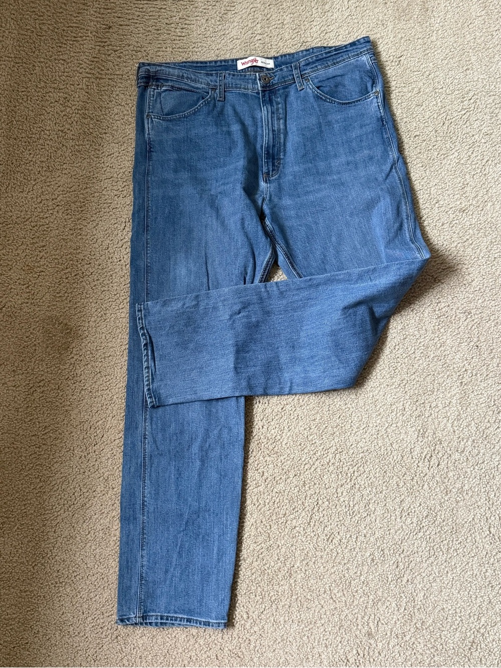 Wrangler Menโs Mid Blue Slim Straight Jeans